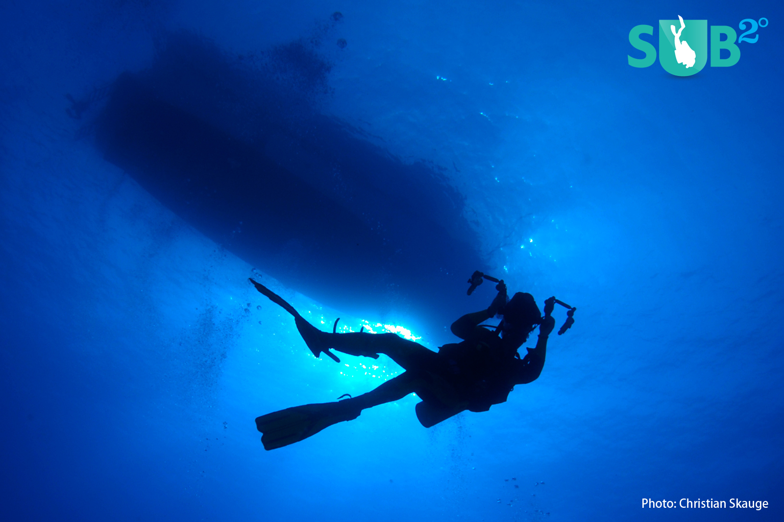 在完1zplay善的剪影的潜水员反对大海，与潜水小船在表面上。
