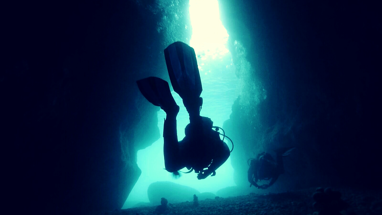 通过xwenji隧道游泳,潜水地点Gozo岛上的1zplay